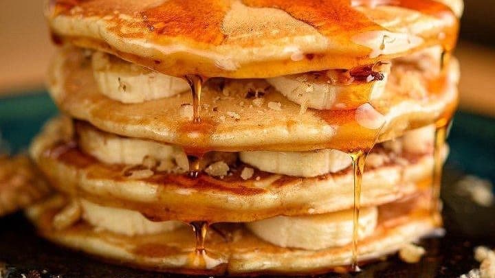 Американска палачинка Кленов сироп, банан и орехи