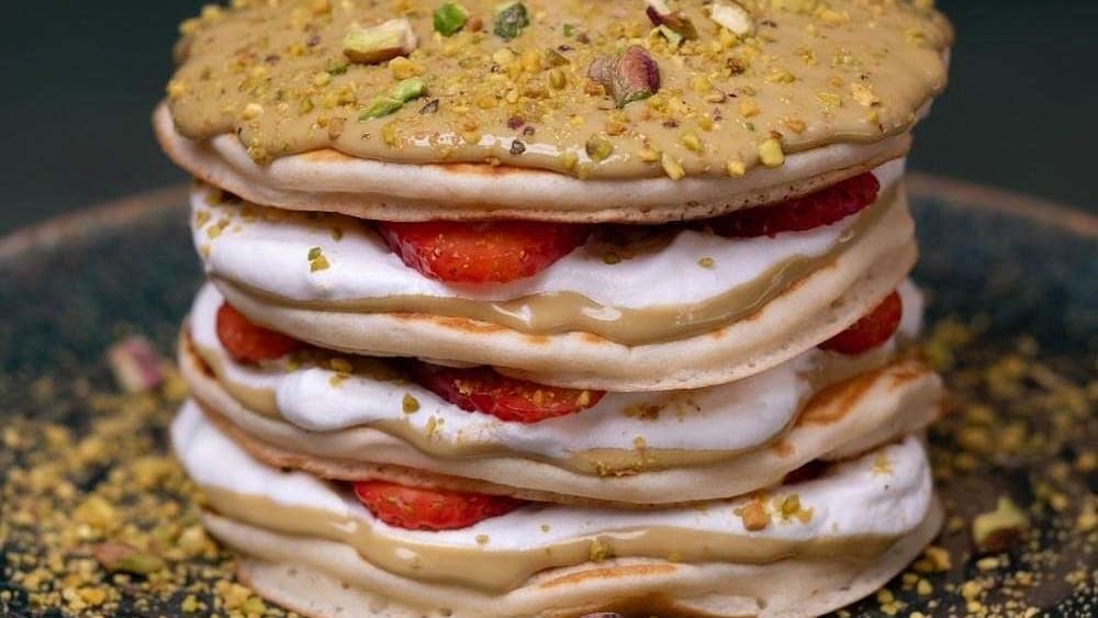 Американска палачинка Крем Пистачио, ягоди и сметана