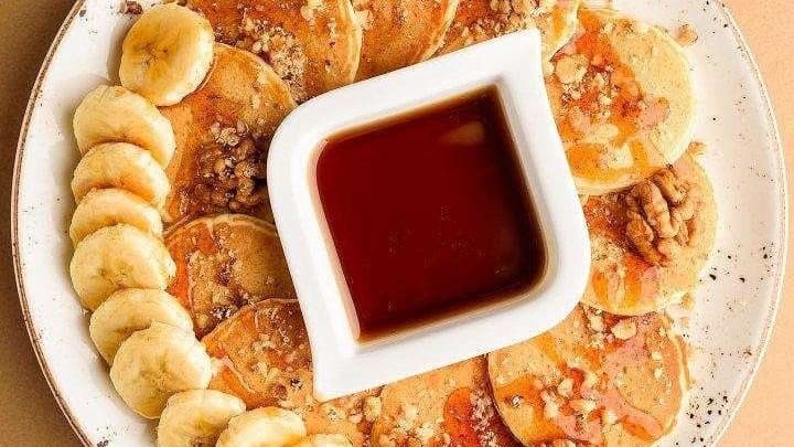 Американски палачинки Мини кленов сироп, банан и орехи