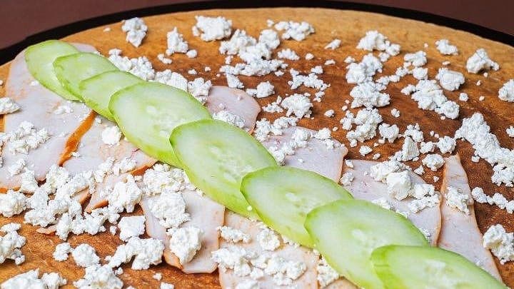 Палачинка с пилешко филе, сирене и пресни краставички