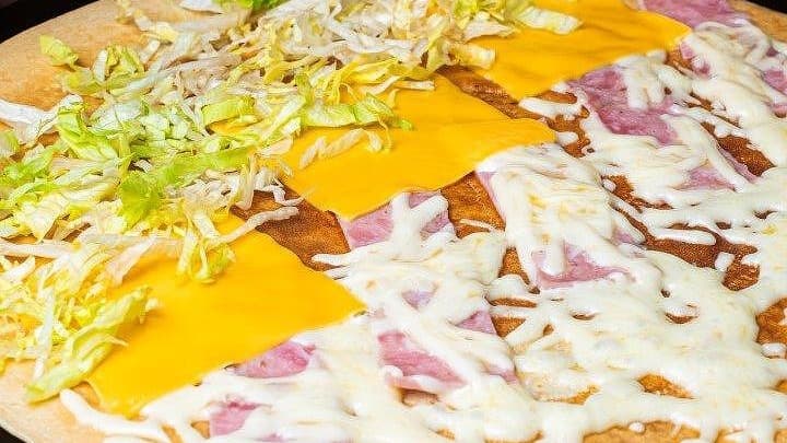 Палачинка Шунка, чедър, кашкавал и айсберг