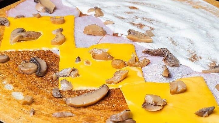 Палачинка Свинско, топено сирене, чедър и мариновани гъби