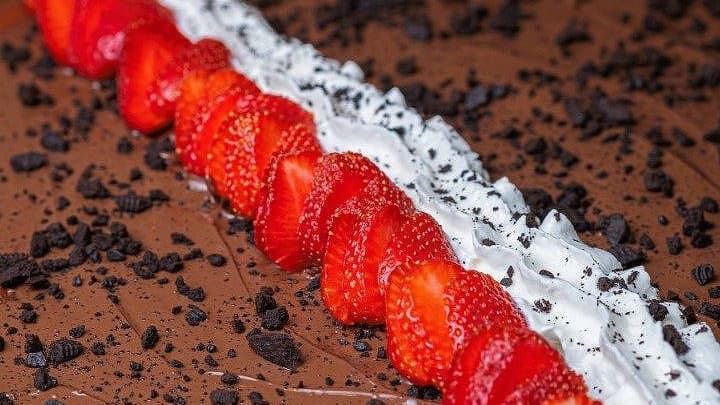 Палачинка с Nutella, Oreo, ягоди и сметана