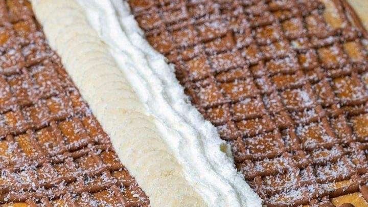 Палачинка с шоколад, банан, сметана и кокос