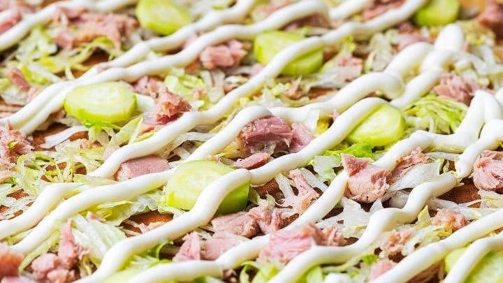 Палачинка с риба тон, айсберг, пресни краставички и лека майонеза