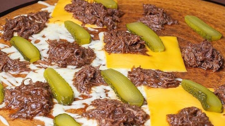 Протеинова палачинка Двойно телешко, кашкавал, чедър и кисели краставички